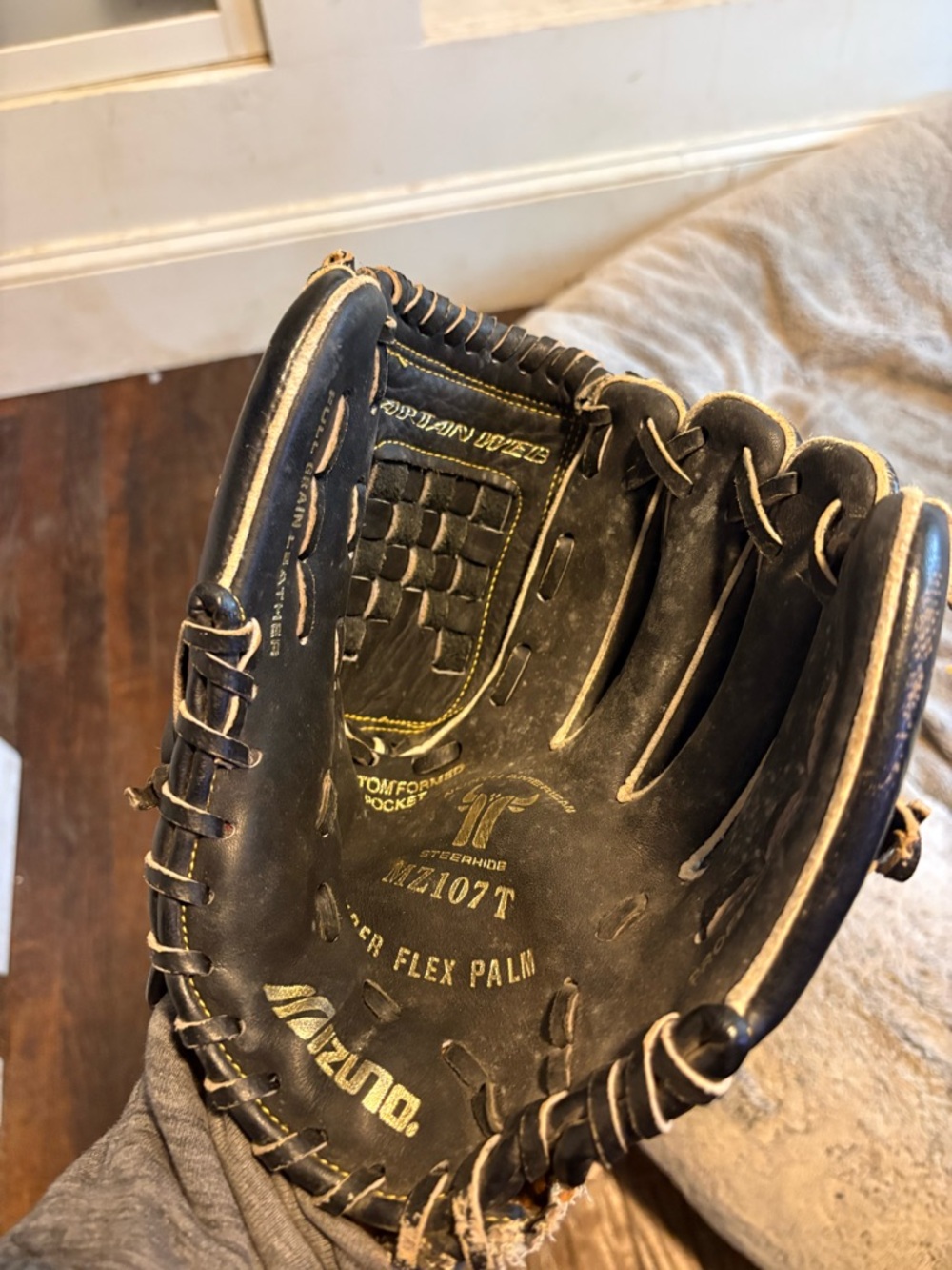 Mizuno MZ107T Professional Model RHT 11” - Picture 4 of 7